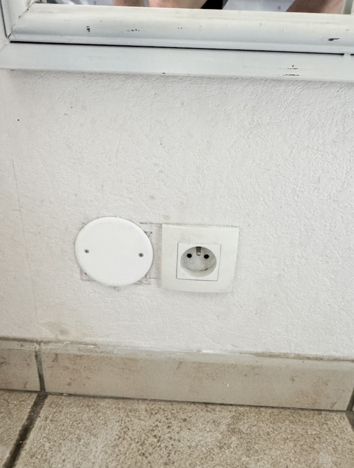 Pose et finition d'une prise électrique murale