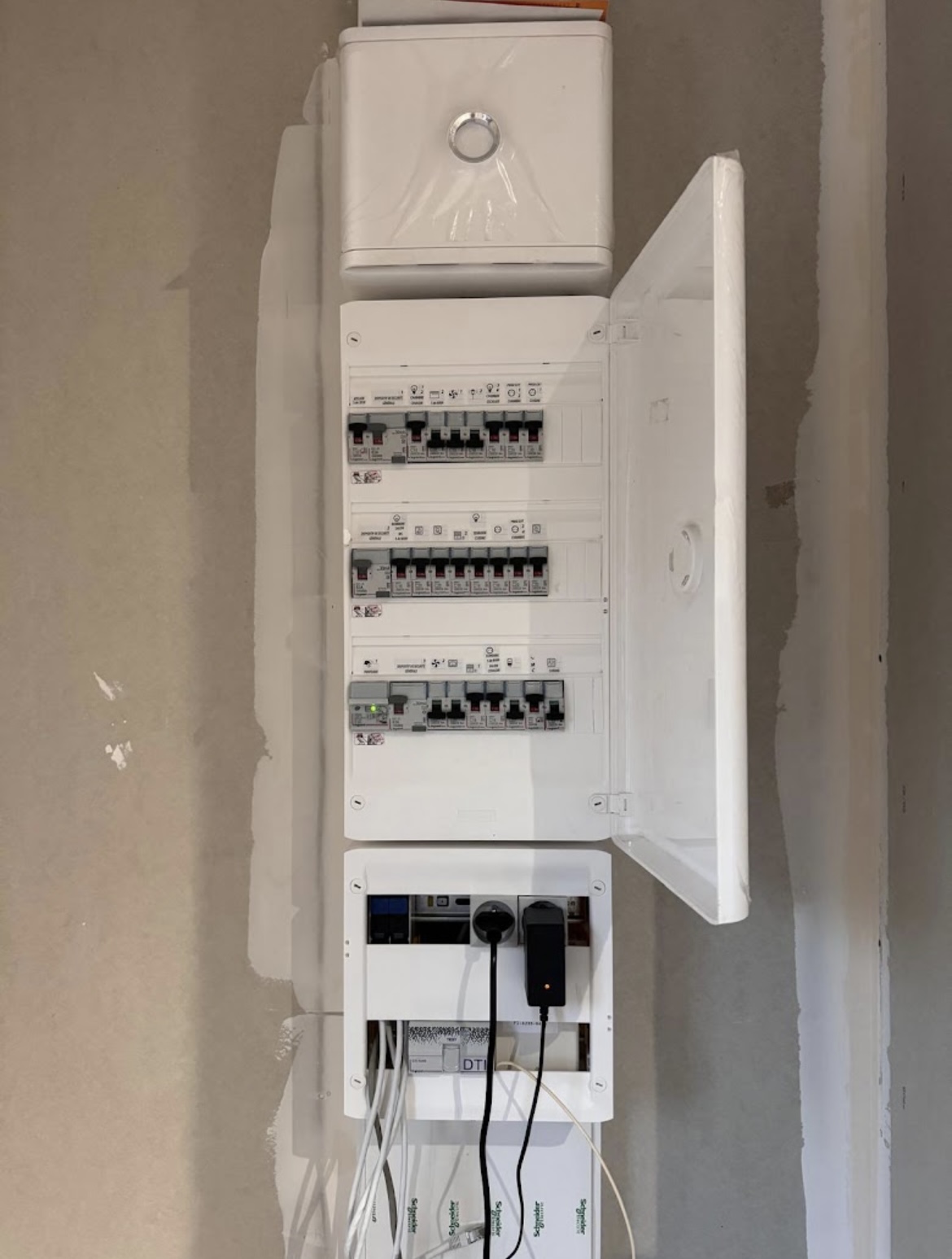 Tableau électrique neuf avec différentiels et disjoncteurs installé par HighVoltage
